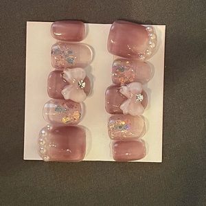 Press on nails/Fake nails